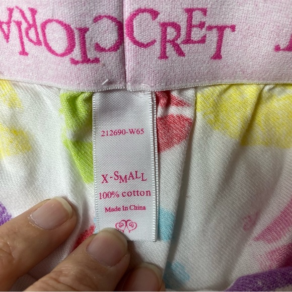 Victoria's Secret Long Sleeve Light Flannel Pajamas Multi Color Lips Kisses XS - Picture 2 of 12